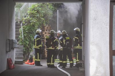 Stuttgart Ost: Brand in Hinterhaus loest groesseren Feuerwehreinsatz aus